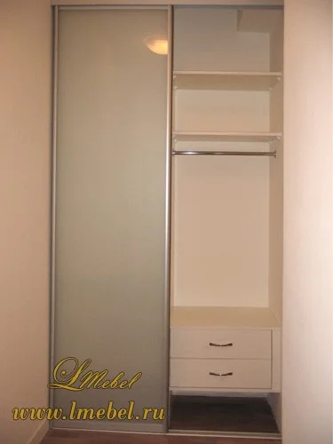 Встроенный белый шкаф с матовым стеклом