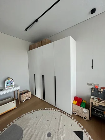 Белый шкаф с длинными черными ручками