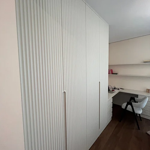 Распашной шкаф «Бриз» с крашенными МДФ фасадами