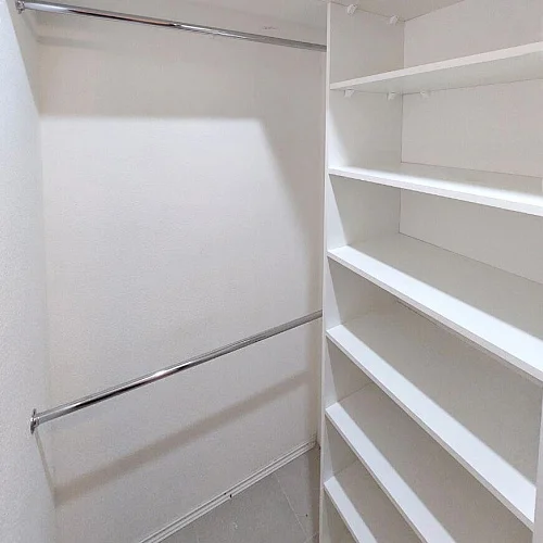 Гардеробная комната с дверьми-купе из матового стекла