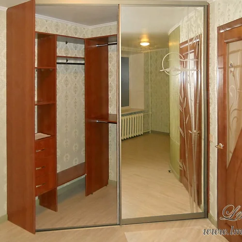 Угловой зеркальный шкаф купе в цвете вишня