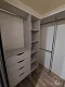 Бежевая гардеробная с ящиками