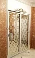 Двери-купе с классическими фасадами и зеркалом с гравировкой