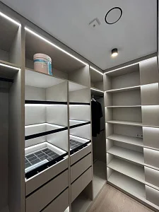 Гардеробная с подсветкой и стеклянными полками