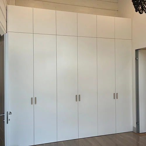 Белый распашной шкаф в доме из клееного бруса