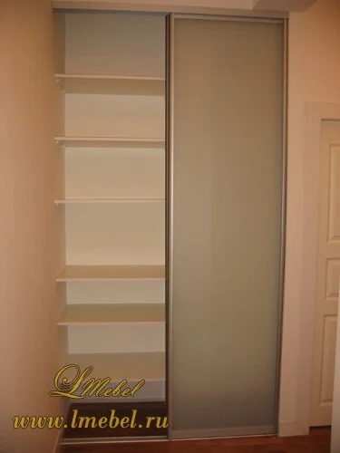 Встроенный белый шкаф с матовым стеклом