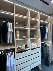 Прямая гардеробная с подсветкой и стеклянными полками