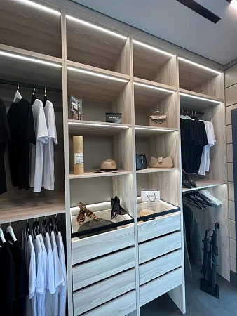 Прямая гардеробная с подсветкой и стеклянными полками