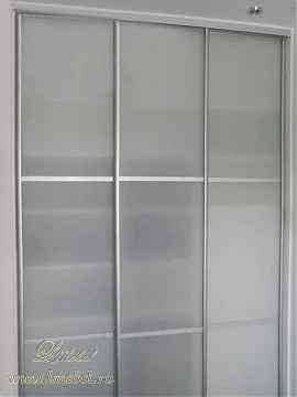 Встроенный двухдверный шкаф с матовым стеклом