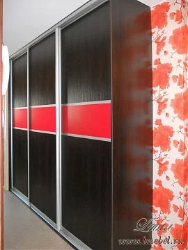 Встроенный шкаф-купе «Алый рассвет» с комбинированными дверьми