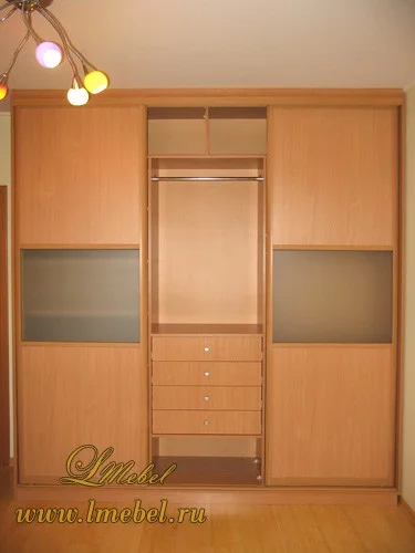 Корпусный шкаф-купе с матовым стеклом