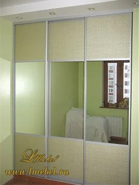 Встроенный зеркальный шкаф с ротангом