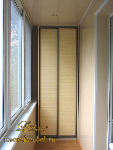 Шкаф-купе на балкон с бамбуком