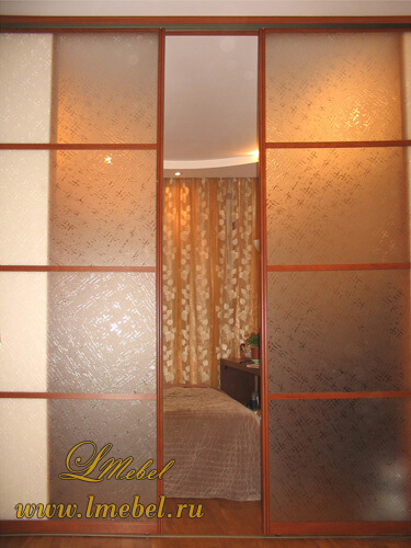 Раздвижные двери с узорчатым стеклом