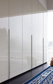 Встроенный шкаф с глянцевыми фасадами Kastamonu Встроенный шкаф с глянцевыми фасадами Kastamonu