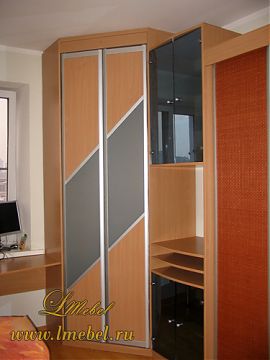 Угловой шкаф с секцией под телевизор и столом Угловой шкаф с секцией под телевизор и столом