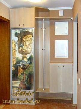 Распашной шкаф в прихожую с фреской Распашной шкаф в прихожую с фреской