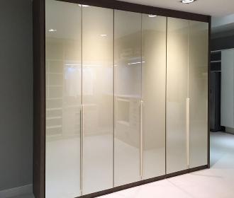 Распашной шкаф с глянцевыми фасадами в бежевом цвете Распашной шкаф с глянцевыми фасадами в бежевом цвете