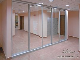 Зеркальный шкаф-купе для офисной прихожей Зеркальный шкаф-купе для офисной прихожей