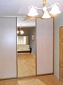 Встроенный шкаф в коридор с зеркалом