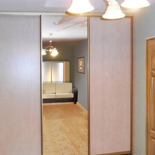 Встроенный шкаф в коридор с зеркалом