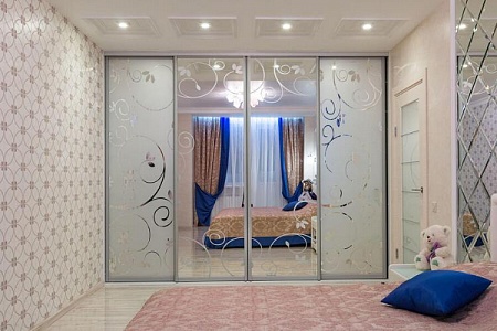 Двери-купе с пескоструйным растительным орнаментом Двери-купе с пескоструйным растительным орнаментом