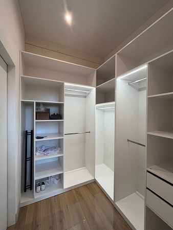 Белая гардеробная с подсветкой Белая гардеробная с подсветкой