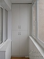 Распашной белый шкаф на балкон