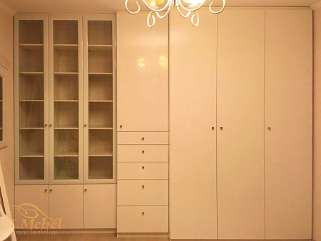 Распашной шкаф с белыми AGT панелями Распашной шкаф с белыми AGT панелями