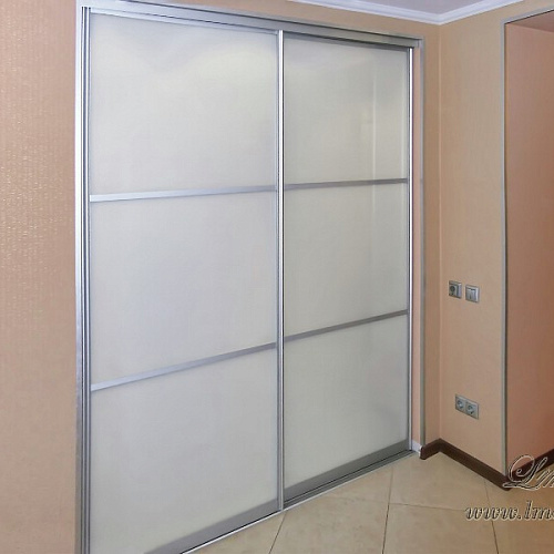Раздвижные двери с белым стеклом