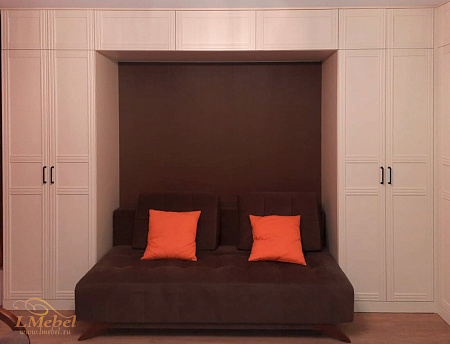 Распашной шкаф в спальне Распашной шкаф в спальне