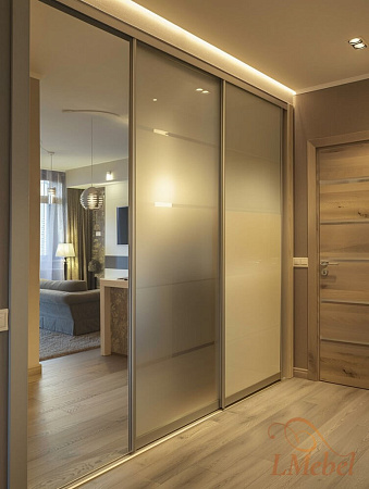 Шкаф-купе с матированными зеркальными дверьми Шкаф-купе с матированными зеркальными дверьми