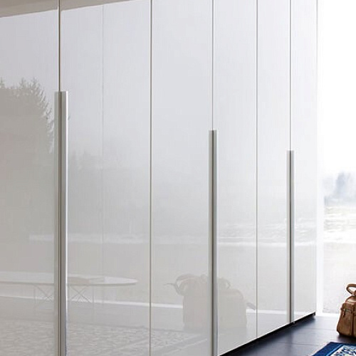 Встроенный шкаф с глянцевыми фасадами Kastamonu