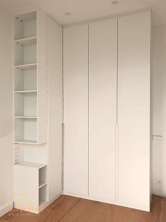 Угловой шкаф с интегрированными ручками Угловой шкаф с интегрированными ручками