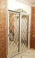 Шкаф купе с классическими фасадами и зеркалом с гравировкой Шкаф купе с классическими фасадами и зеркалом с гравировкой