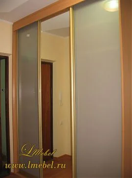 Шкаф в прихожую с матовым стеклом Шкаф в прихожую с матовым стеклом