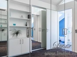 Зеркальная гардеробная комната с распашными дверьми Зеркальная гардеробная комната с распашными дверьми