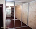 Зеркальный шкаф-купе с разделителями Зеркальный шкаф-купе с разделителями
