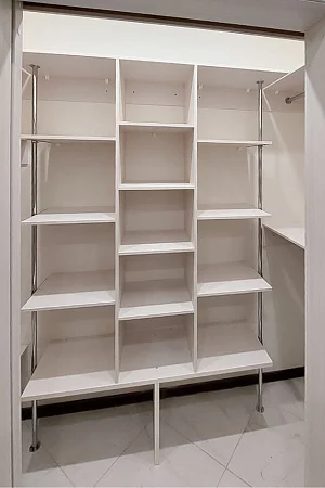 П-образная гардеробная комната в цвете «Файнлайн» П-образная гардеробная комната в цвете «Файнлайн»