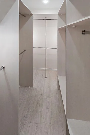 П-образная гардеробная с белыми дверьми-купе в профиле «Коньяк» П-образная гардеробная с белыми дверьми-купе в профиле «Коньяк»