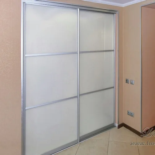 Раздвижные двери с белым стеклом