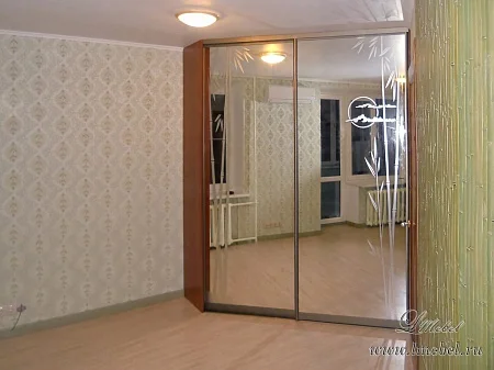 Угловой зеркальный шкаф купе в цвете вишня Угловой зеркальный шкаф купе в цвете вишня