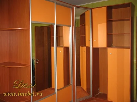 Угловой шкаф в детскую с зеркалом Угловой шкаф в детскую с зеркалом