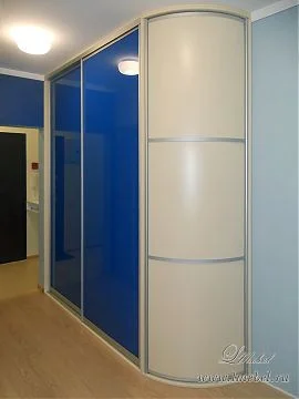 Шкаф-купе в прихожую с радиусной распашной дверью Шкаф-купе в прихожую с радиусной распашной дверью