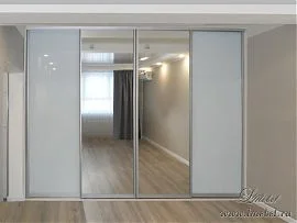 Раздвижные двери с белым стеклом и зеркалом