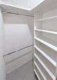 Гардеробная комната с дверьми-купе из матового стекла Гардеробная комната с дверьми-купе из матового стекла