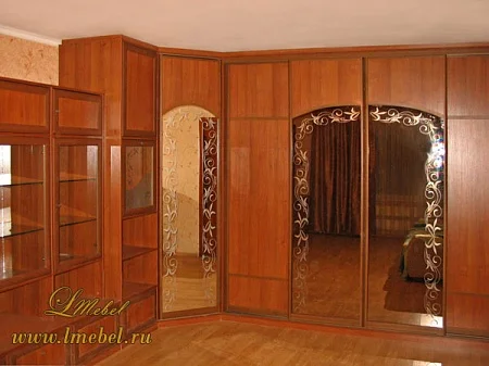 Угловой шкаф-купе с пескоструйным рисунком Угловой шкаф-купе с пескоструйным рисунком