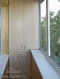 Встроенный шкаф на балкон с распашными дверями Встроенный шкаф на балкон с распашными дверями