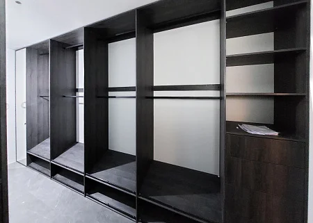 Прямая гардеробная с зеркальным шкафом Прямая гардеробная с зеркальным шкафом